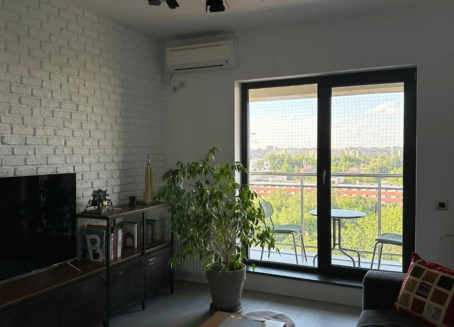 Urban Heights - Bucharest Skyline Apartment